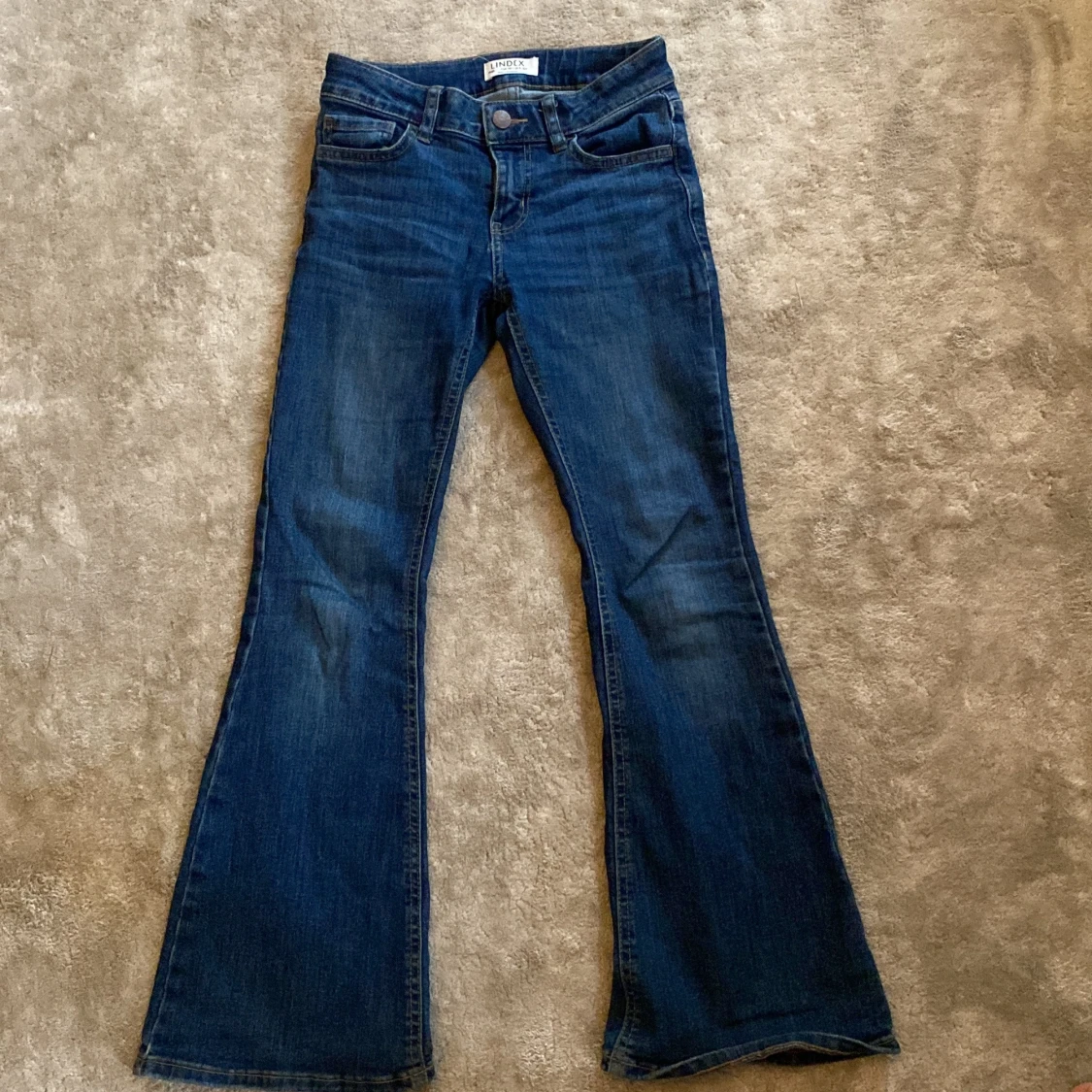 Blå bootcut jeans från Lindex - 90