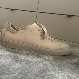 Axel arigato  - Äkta nästan sprillans pris kan diskuteras 