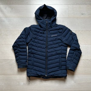 Peak Performance Light Weight Jacket  - Storlek S, Ficka för skidkort på armen, Bra skick, ny pris 4000kr. 