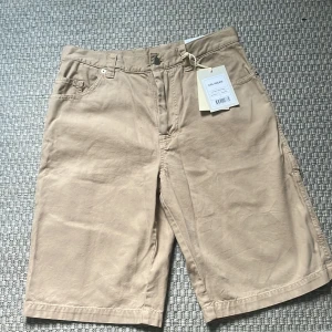 Axel Arigato Shorts - Är S men passar även M Helt nya aldrig använda Köpte dom i somras men har bara legat i garderoben  Kan gå ner i pris ved snabbt köp 