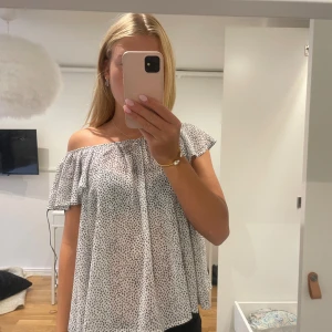 Prickig blus  - Jättegullig prickig blus. Den säljs inte längre och går därmed inte att få tag i. Man kan både ha den one shulder eller över båda axlarna.❤️