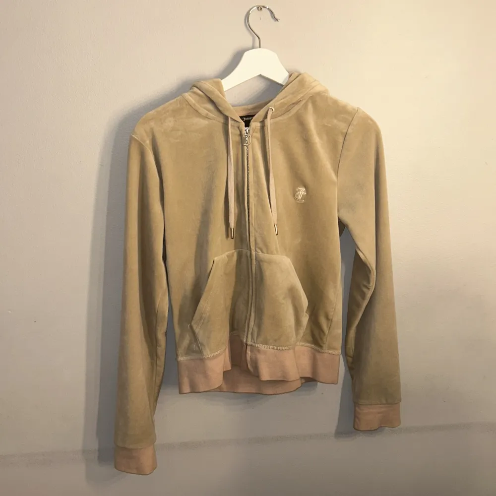 Säljer min zip-hoodie från Juicy Couture i färgen Warm Taupe. Den har några små fläckar(se bild 5) men inget man märker av mycket! Ordinarie pris: 1300, säljer för 200kr + frakt, priset kan även diskuteras!😊. Tröjor & Koftor.