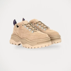 Eytys angel - Sneakers från Eytys, modell Angel.  Storlek: 38 Material: Läder, Gummi Anmärkning: Fläck.