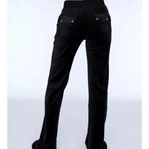 Juicy sett  - Säljer mitt set då den är för stor för mig. Den är storlek M men i jätte bra skick köptes från NK. Vid frågor eller bilder så är det bara att skriva ifall intresse finns