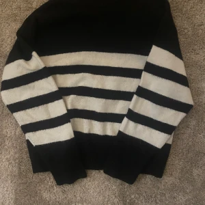 Randig tröja  - Cjute randig tjocktröja från Gina tricot! Använd några gånger, lite nopprig! 