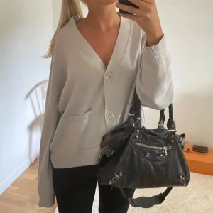 H&M kofta - Så fin grå H&M kofta som inte kommer till användning, inga defekter ❤️