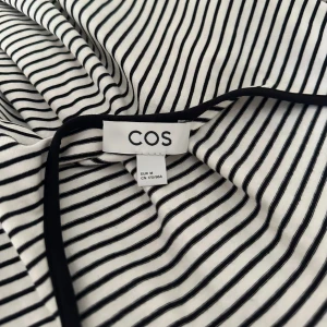 Randig långärmad t-shirt COS - Superfin randig tröja, djupt u-ringad i ryggen men går även att vända för att ha u-ringningen fram. Inga fläckar, som ny 