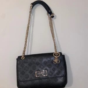 Guess väska  - I bra skick 