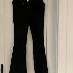 BOOTCUT JEANS - Svarta bootcut jeans från VeroModa! Storlek S i längd 32.  Oanvända - nytt skick utan lapp Nypris 459 