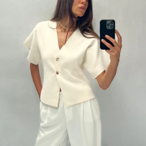 Blazer zara  - En superfin vit blazer från zara, som är slutsåld i storlek S. Säljer för 350kr🩵🫶🏼 Helt oanvänd 