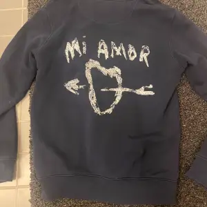 superfin Mi amor hoodie från mira paris, använd max 2 ggr💕 hör av er för mer info och pris kan definitivt diskuteras!💕