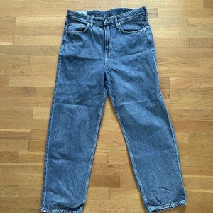 Grå H&M jeans - Grå H&M jeans, vid passform, storlek W32 L32, nytt skick