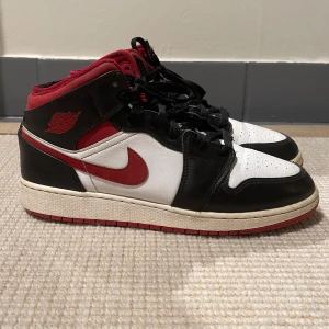 Jordan 1 - Tjena säljer dessa Jordan 1 i storlek 40 då jag vuxit ur dom. Skick 6/10 då dom är använda och har en lagning på insidan(syns dock inte när man har på sig dom). Originalpris är mellan 2000 & 2500kr Hör gärna av dig om du har några funderingar!