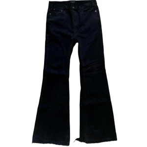 Balenciaga flared Jeans - Använda en hel del, haft dom ett tag, dom har grov heeldrag o ett jack i vänstra benet men kan sy ihop på request innan ja postar, stackar sjukt, taggad sz xs men sitter som 30-31 i midjan, äkthetsbevis finns hmu😻