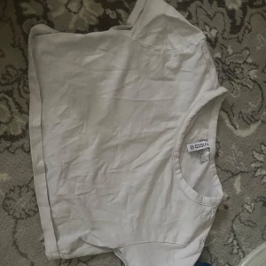 Vit magtröja - Vit magtröja som inte är till användning. Den är basic och fin köpt från hm i storlek M