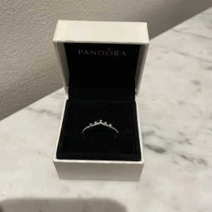 Pandora ring - Zirkoner & silver. Storlek 56. Mycket fint skick. 