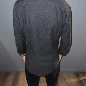 Tiger of Swedan skjorta  - Aldrig använd köpt på hanzens för 1200kr Säljer för den är lite liten Mörk grå