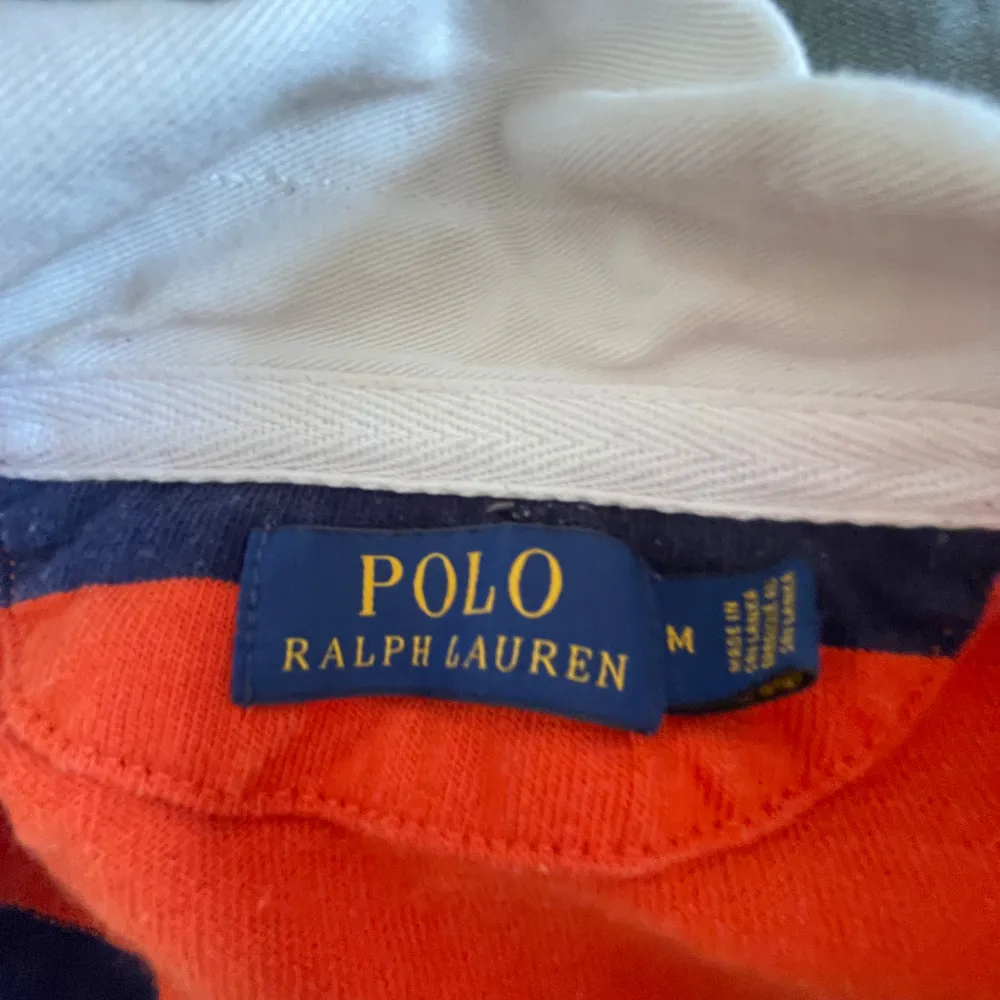 En Ralph Lauren tröja i fint skick. Den är känd från Kanye west 2004 era. Den har inga fläckar eller hål. Skriv om ni har frågor. Tröjor & Koftor.