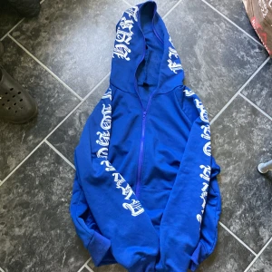 En blå yk2 hoodie - Xl sitter som en L nyskick knappt använd
