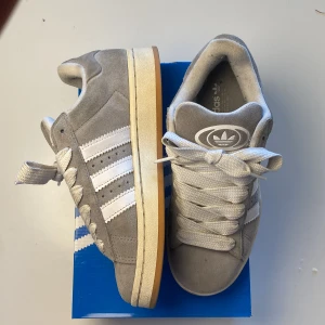 Adidas campus - Gråa adidas Camus 00 använda typ 3 gånger. Ingår även gråa snören
