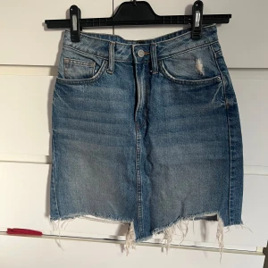 Jeanskjol  - Kort blå jeanskjol, knappt använd 