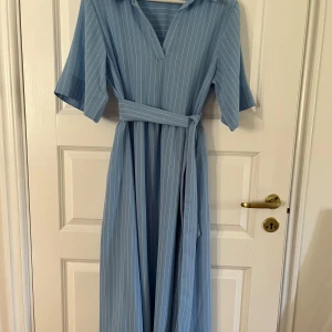 Selected femme klänning - Str 36  Använd 1 gång Lös passform men dras ihop fint med tillhörande skärp