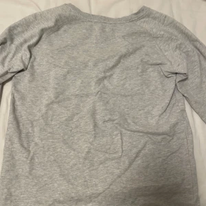 En fin långärmade grå tröja - Denna långärmade tröjan är i ett bra skick, använt kanske 2 gånger. Är i St S