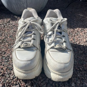 Buffalo London Sneakers - Buffalo sneakers i bra skick! Gått ganska mycket med dom så finns tecken på användning men dom ser fortfarande ganska nya och fräscha ut. Yttermaterialet är Kalvskinn och platåhöjden är 4,5 cm. Köpte dom för ca  2000kr