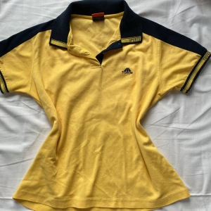 Gul T-shirt - Lite sliten som syns på fjärde bilden. Liten i storleken så den är nog mer en S.