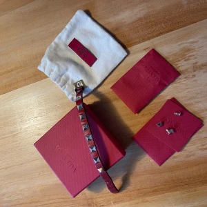 Valentino Armband  - Rikigt fett valentino armband. Lite slitet på insidan men ingen som syns när de sitter på! 🤩🤩syns på bild.  Hör av dig vid frågor eller funderingar! 
