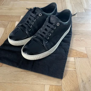 Lanvin skor - Säljer nu dessa Lanvin skor som är i ett fint skick men det finns lite små defekter på mochan. Endast dustbag medföljer. Dom är i strl 41. Pris kan du diskuteras!