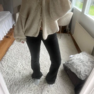 Lågmidjade jeans  - Lågmidjade jeans från Weekday i storlek 28/32. Modellen: Nova Low Slim Bootcut jeans. Defekter på nedersta delen av jeansen där bak. Dessa jeans är slutsålda på hemsidan. sista bilen på modellen är samma jeans i fast i en annan färg. Ord pris: 590