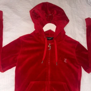 Juicy couture set  - Rött juicy couture set, knappt använt byxorna. Nästan bara tröjan. Därför är det fortfarande väldigt bra skick. Byxorna är i storlek xxs och tröjan är i xs. Hela setet  för 800. Bara tröjan 300 bara byxorna 500. Pros kan diskuteras🥰