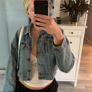 jeans jacka - säljer denna vintage jeans jacka från levis. använt typ 2 gånger 