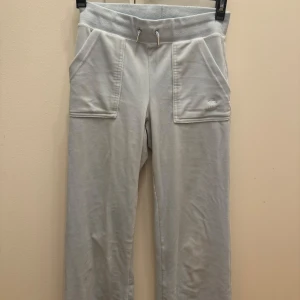 Ljusblå juicy byxor - Söta juicy couture byxor i färgen ”Breeze”. 