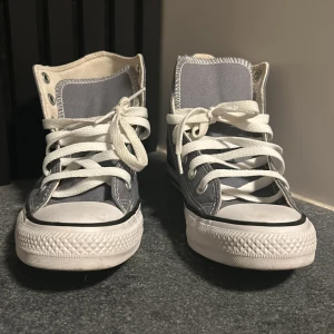 Grå Converse All Star sneakers - ! Aldrig använda! Köptes för 800kr. Säljer för att dem var för små, kommer med boxen den köptes i 