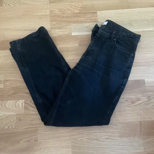 Straight jeans Grunt - Säljer även min killes jeans från Grunt, de är straight i modellen och nypriset ligger på 799 kr. De är sparsamt använda och i fint skick. De är i storlek 29, skulle klassa de som S-M eller 176. 
