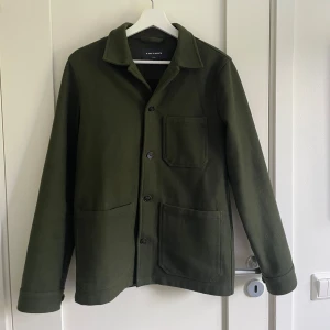 A Day’s March overshirt - Säljer nu en overshirt i storlek small från A days march. 9/10 skick och nypris ligger på 1400 men säljs inte längre. Passar runt 175-182cm. 