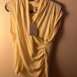& orter stories draperad tröja - Aldrig använd, lappen kvar vit/beige tröja