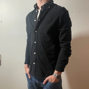 Morris Skjorta  - Svart feather weightmesh skjorta från Morris, Storlek S, i fint skick. Pris 349kr, modellen är 174cm och 67kg. Skriv vid fundering eller fråga👀