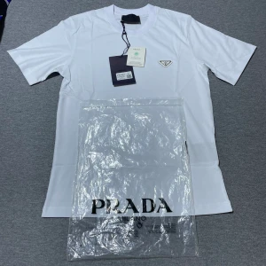 Prada T-Shirt - Hej! Nu är det dags att sälja min helt nya samt oanvända Prada T-Shirt i vit då den inte passar mig. Tillbehör medföljer självklart. Storlek S men passar även XS. Priset kan diskuteras vid snabb affär. Kan både frakta och mötas 