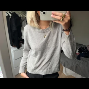 Stickad tröja - Grå stickad tröja, har en liten fläck som man kanske ser på bilden, men den syns knappt om ens inte alls när man har på den och har sänkt priset pga den💞