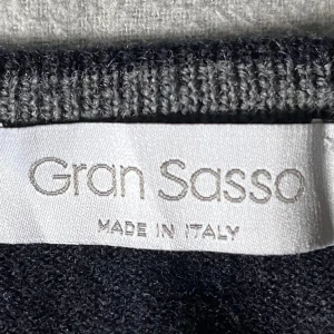 Gran Sasso - Säljer en riktigt fin tröja från det exklusiva märket Gran Sasso. Tröjan är i storlek S utan några defekter. Materialet i tröjan är virgin wool vilket är ett sjukt lyxigt och komfortabelt material. Tveka inte att höra av dig!