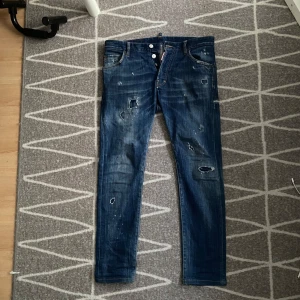 Dsquerd2 jeans  - Säljer nu mina helt fräscha skit snygga Dsquared2 jeans. Ny pris 3600kr. Säljes för 1199kr. Pris kan diskuteras vid snabb affär. 