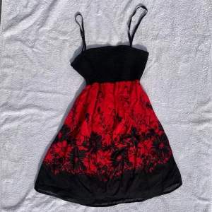 Klänning - Kort skitsnygg klänning från IMAGEM. Den svarta överdelen är ribbad, resten av tyget är ganska tunnt. Den har en underkjol så att man inte ska se igenom. Avtagbara axelband. Fint använt skick❤️🖤