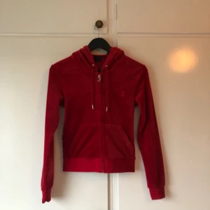 Röd Juicy couture kofta - Röd juicy couture kofta, ny pris 1300. Endast använd 2 gånger. Som nyskick utan prislapp. Hör av er vid fler frågor🥰