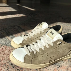 P448 skor  - Säljer ett par p448 skor. Nypris ca 3000. Lite slitna därav priset. Skriv om ni har frågor