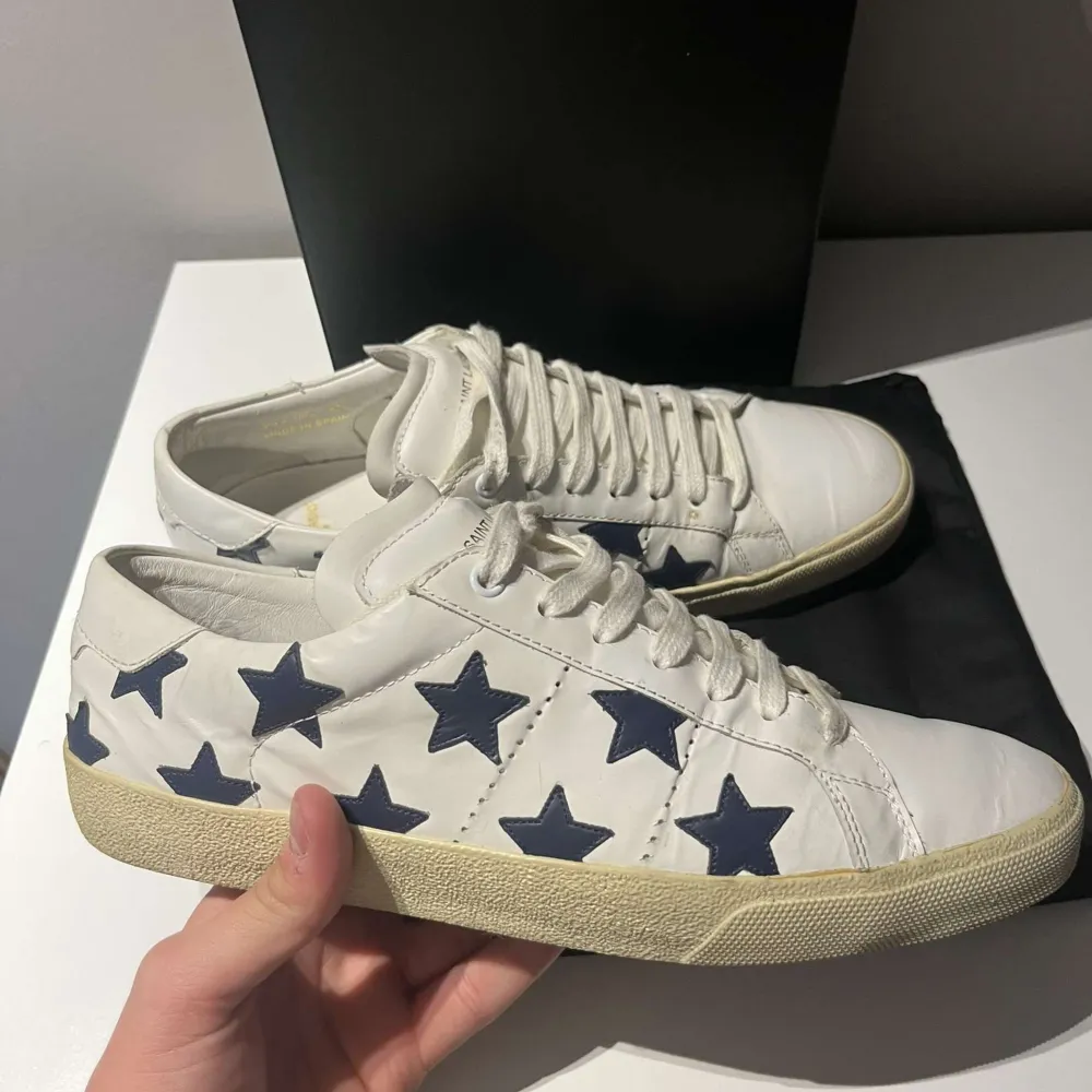 Saint Laurent skor Size: 42,5 sulan är 28 cm Cond: 8/10 Bara skorna medföljer Vid frågor eller funderingar är det bara att skriva!. Skor.