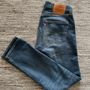 Levis 501 - Säljer dessa stilrena Levis 501. Perkfekta inför hösten och vintern! Klassika jeans som alltid fungerar. Storlek: 28W/32L. Skick:9/10. Nypris: 1200kr. Skriv till mig vid minsta fråga eller fundering! 🤝