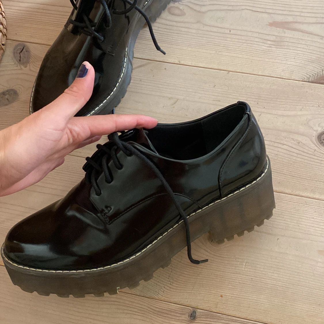 Glansiga snörskor - 90